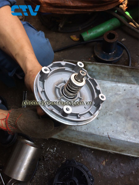 Hướng dẫn chi tiết các bước thay phớt máy bơm nước