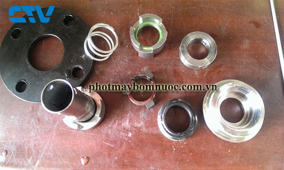 Thay bi, thay phớt cho các máy bơm nước công nghiệp tại xưởng của Cường Thịnh Vương